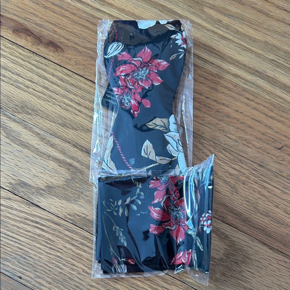 Black and Red Floral Bow Toe and Pocket Square Set